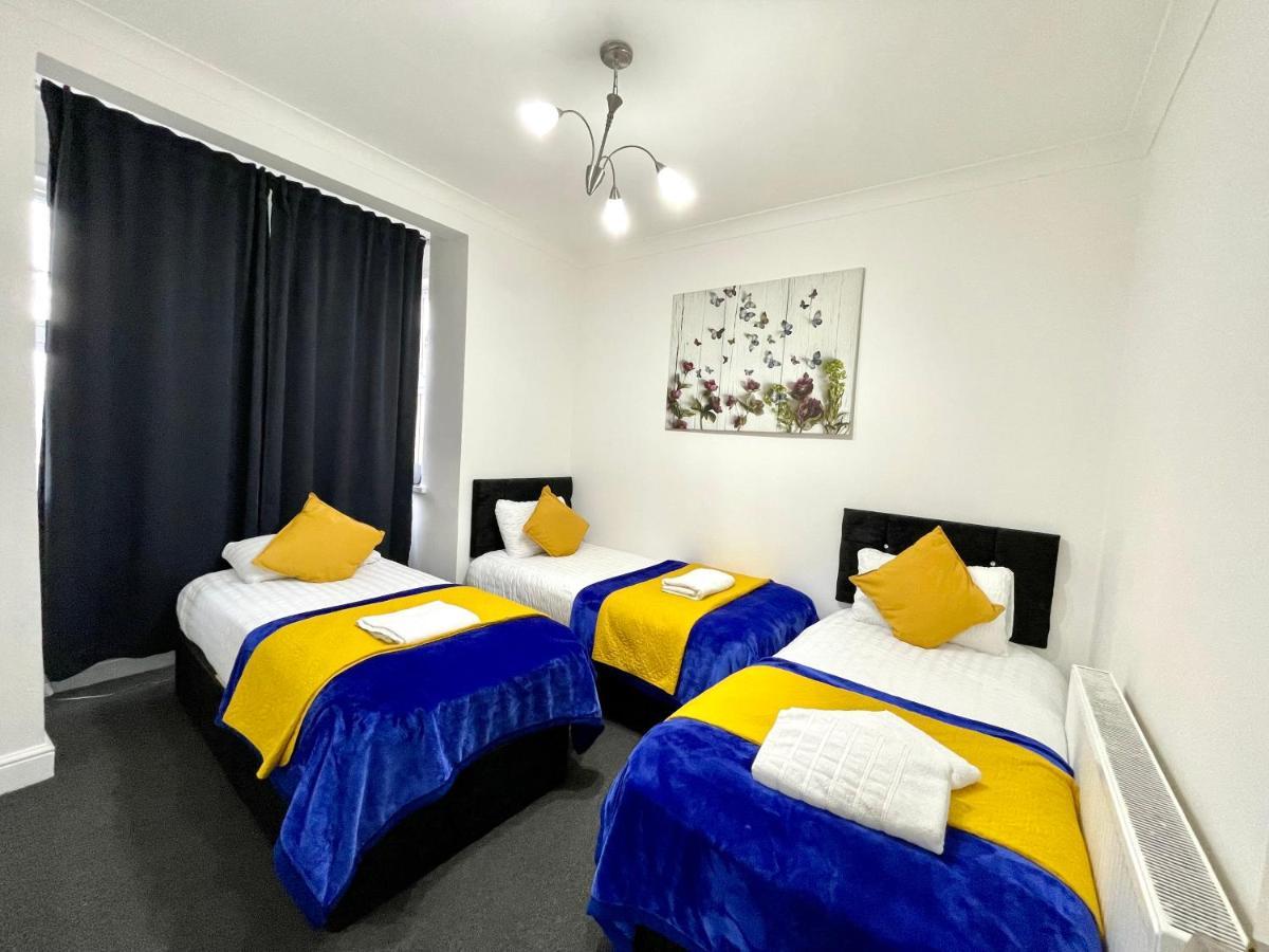 4 Bedrooms, 3 Bathrooms , Reception, Kitchen, Garden, Fullhouse