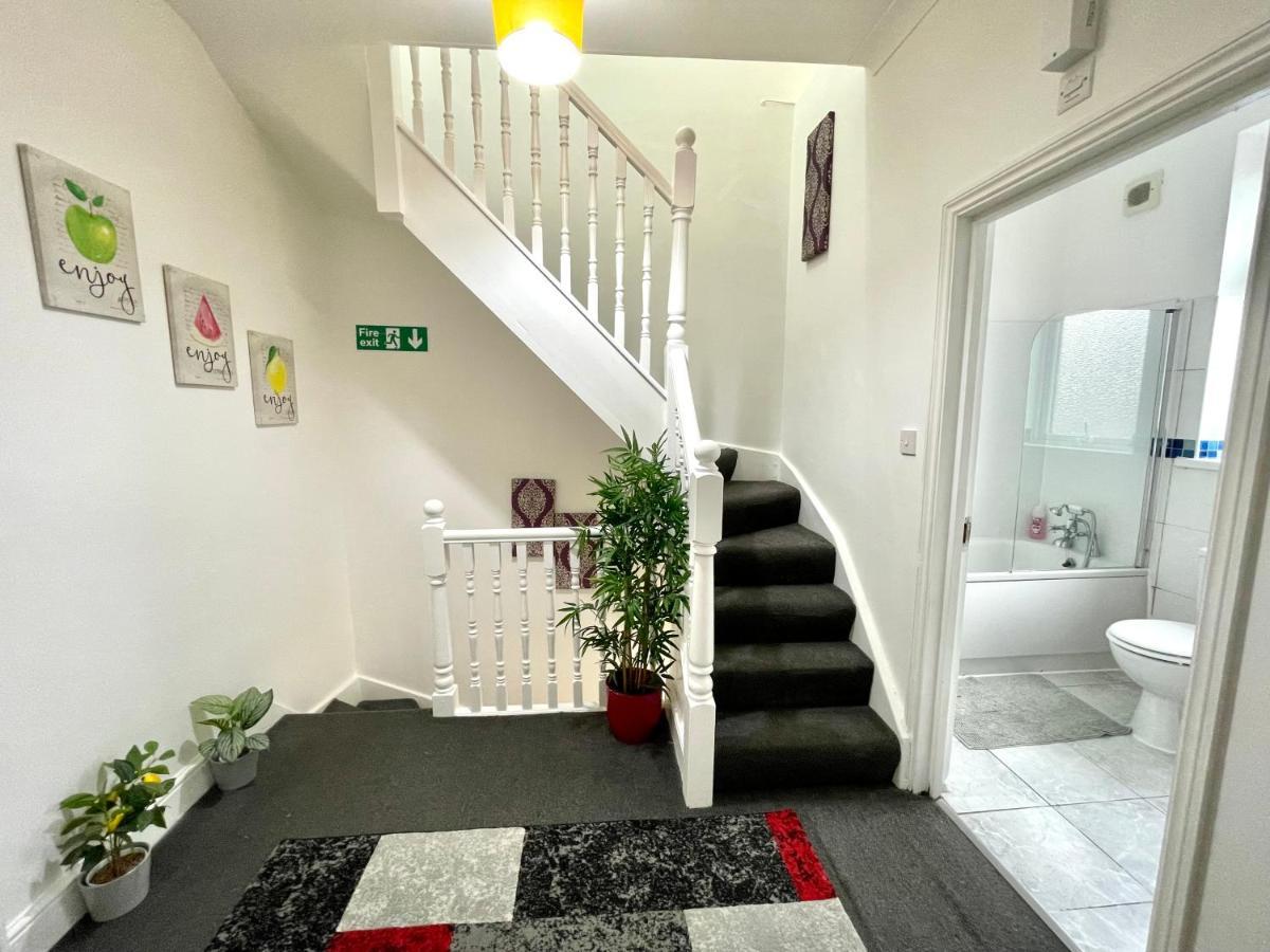 4 Bedrooms, 3 Bathrooms , Reception, Kitchen, Garden, Fullhouse Ferienhaus London