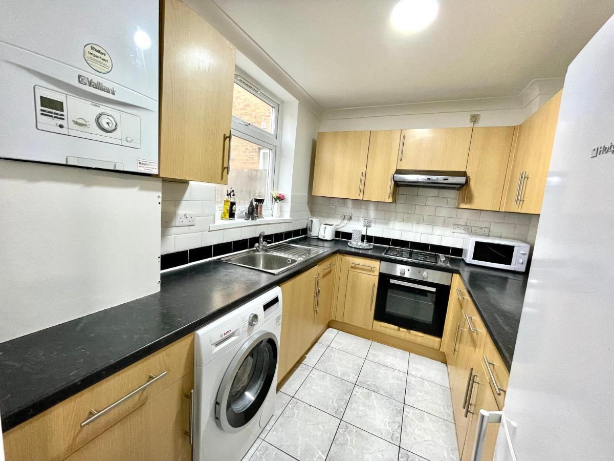 4 Bedrooms, 3 Bathrooms , Reception, Kitchen, Garden, Fullhouse Ferienhaus *