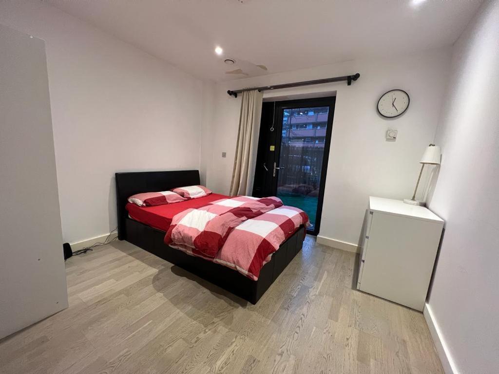 Newly Refurbished - Entire 4 Bedroom Private House With Kitchen, Living & Private Garden - 1 Cape House London, Within 30 Mins From London, Bridge & Canary Wharf Casa de Férias Londres