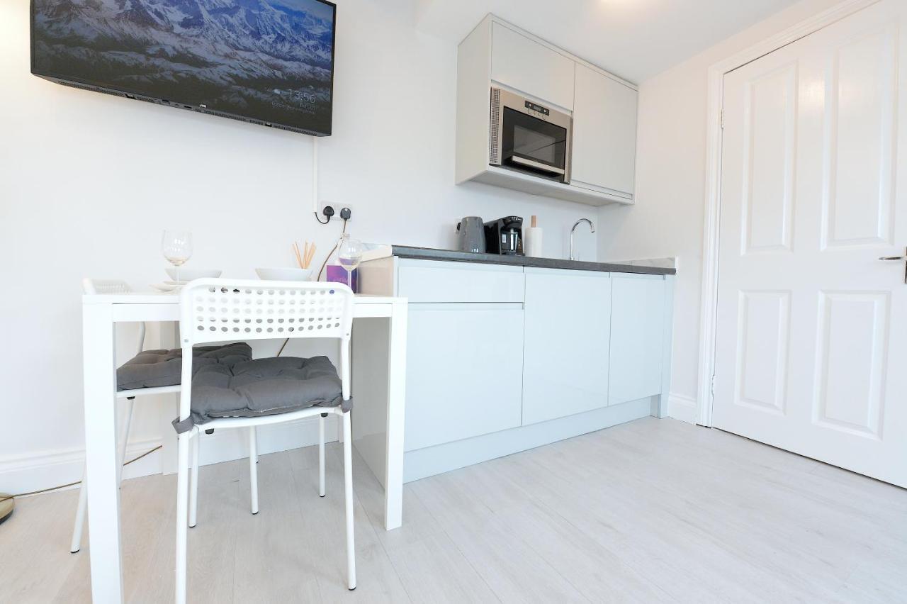 Very Close To Line Underground Shepherds Bush And Westfield Newly Refurbished * Londres
