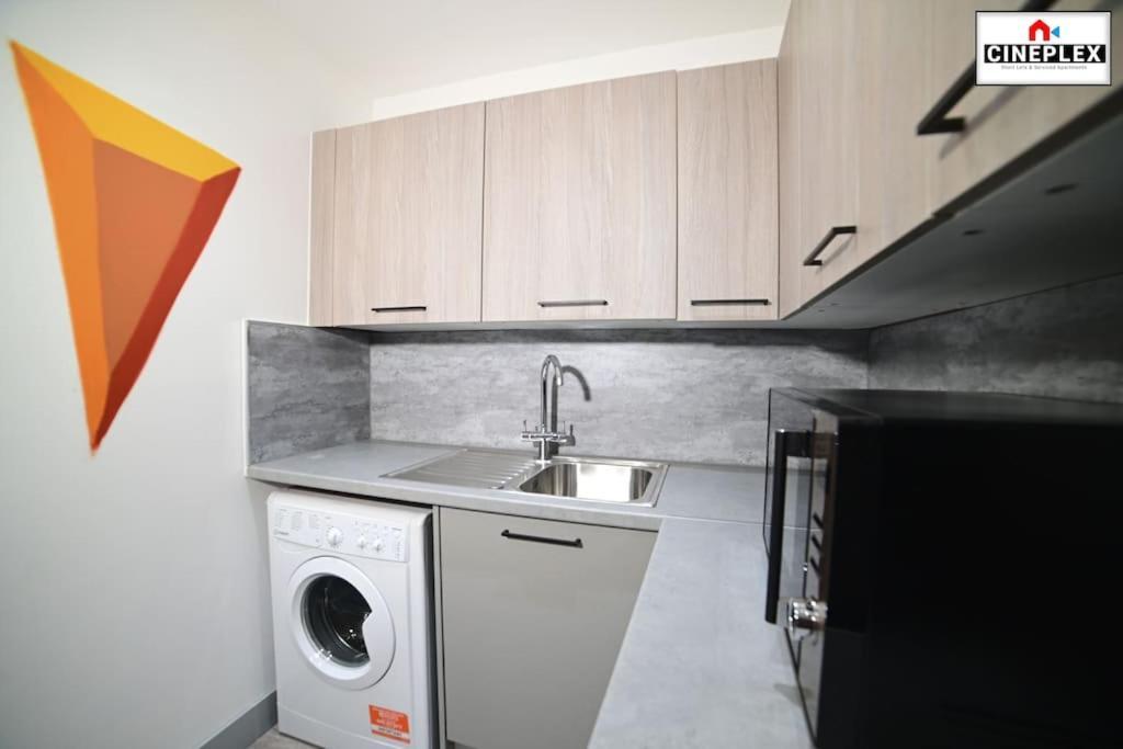 Cheerful 1bed Studio Flat With Netflix And Wi-fi By Cineplex Short Lets & Serviced *