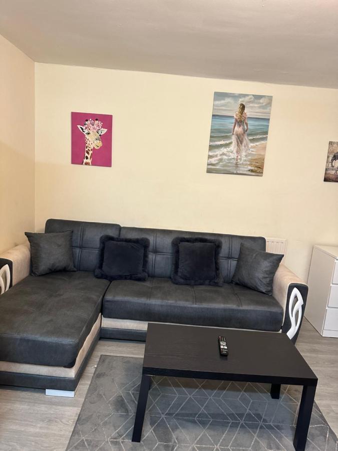 Apartment Amazing And Lovely 2- Bedroom First Floor Flat