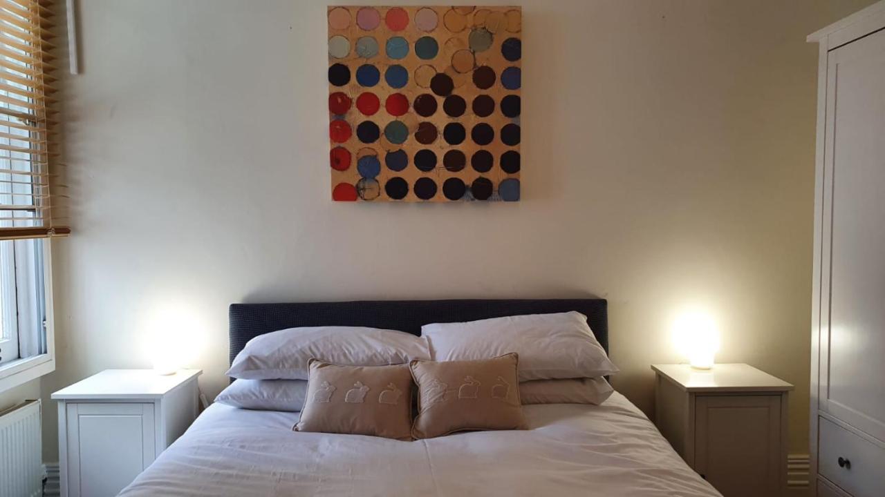 Spacious Central 2 Bedroom Mansion Block *