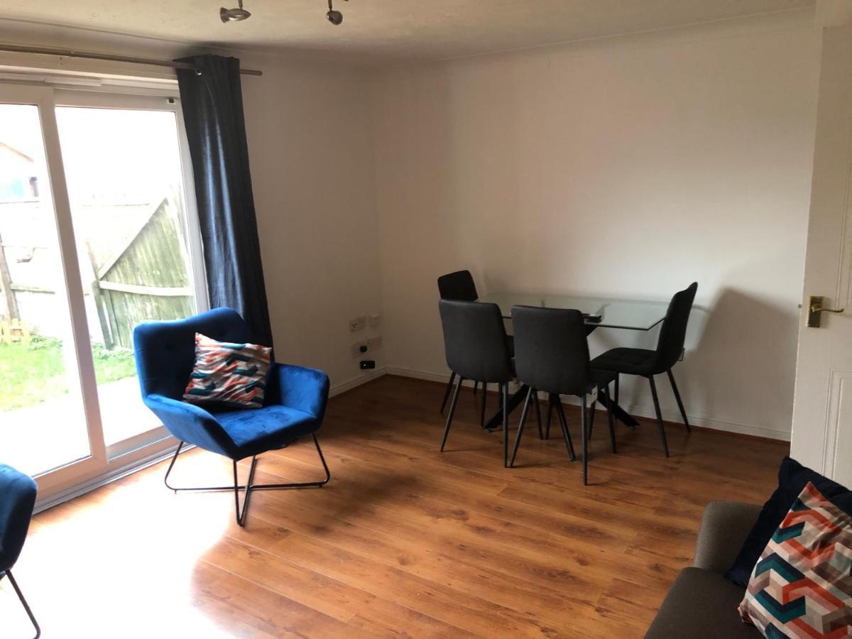 Casa de Férias Lovely 3 Bed Semi Detached House With Off Street Parking Located In A Quiet Close