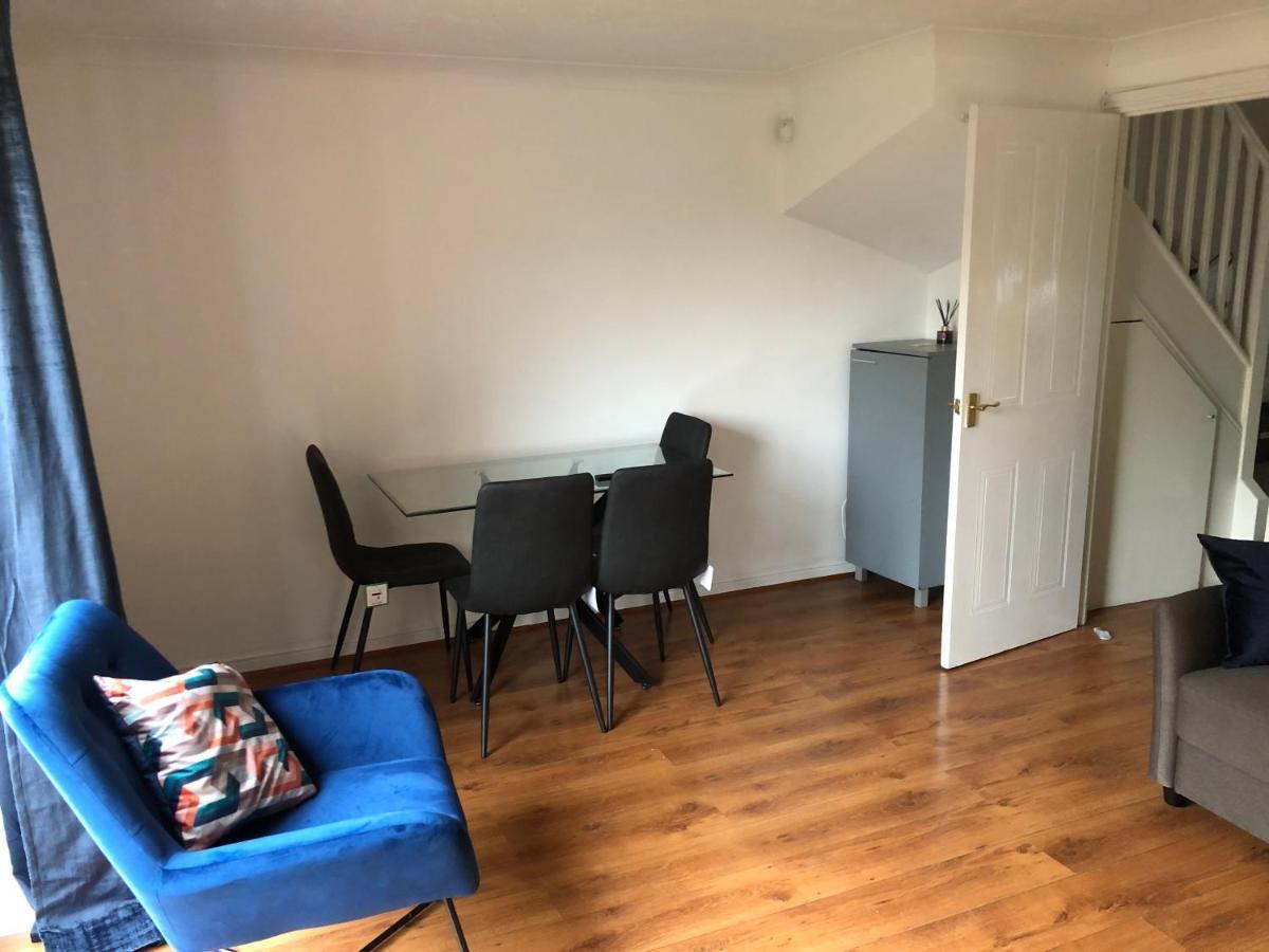 Casa de Férias Lovely 3 Bed Semi Detached House With Off Street Parking Located In A Quiet Close Londres