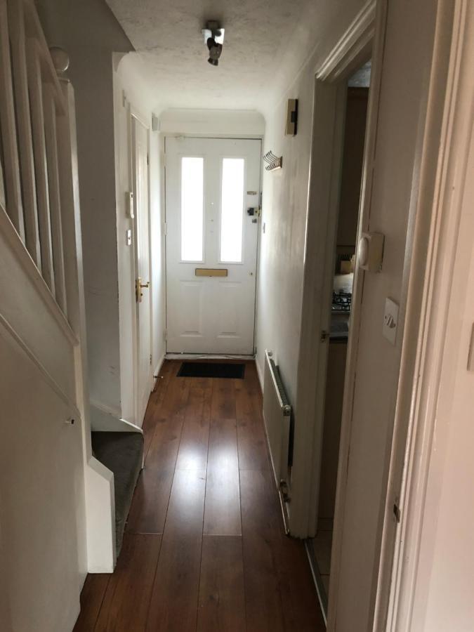 Casa de Férias Lovely 3 Bed Semi Detached House With Off Street Parking Located In A Quiet Close