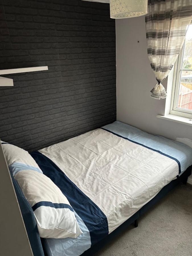Casa de Férias Lovely 3 Bed Semi Detached House With Off Street Parking Located In A Quiet Close *