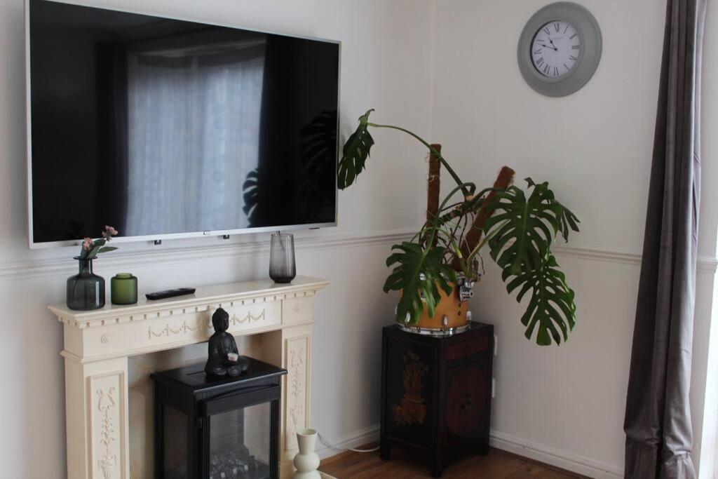Apartment Beautiful 3 Bedroom House With The Transport Links To London, The Excel Centre, Canary Wharf, The O2! With A Driveway And Private Garden!