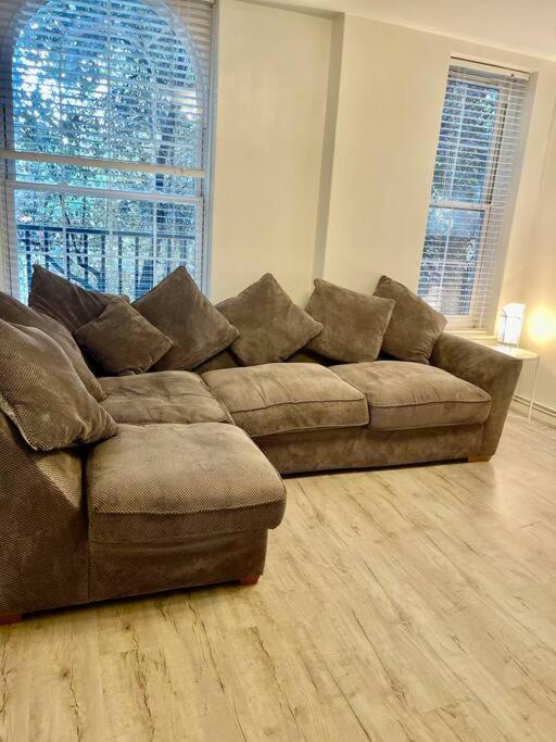 Apartment 1 Bed In Zone 2, Minutes From Oval Tube.