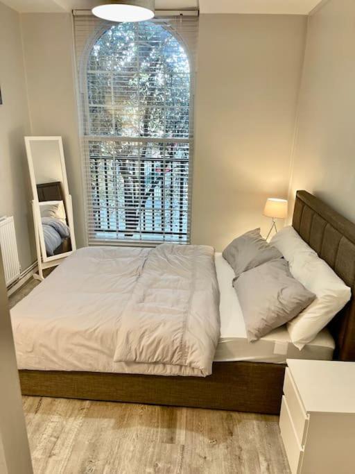 1 Bed In Zone 2, Minutes From Oval Tube. * London