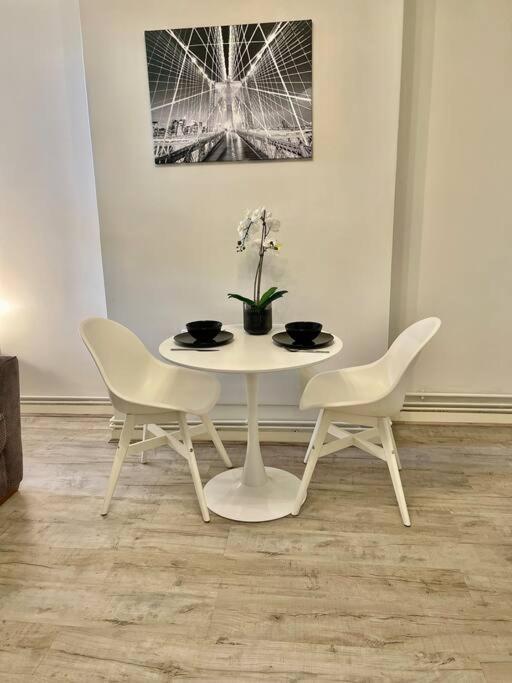 1 Bed In Zone 2, Minutes From Oval Tube. * London