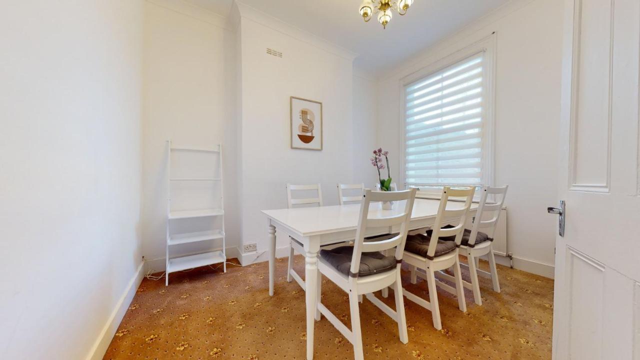 Cheerful 4 Bedroom Victorian House With Back Courtyard Hébergement de vacances