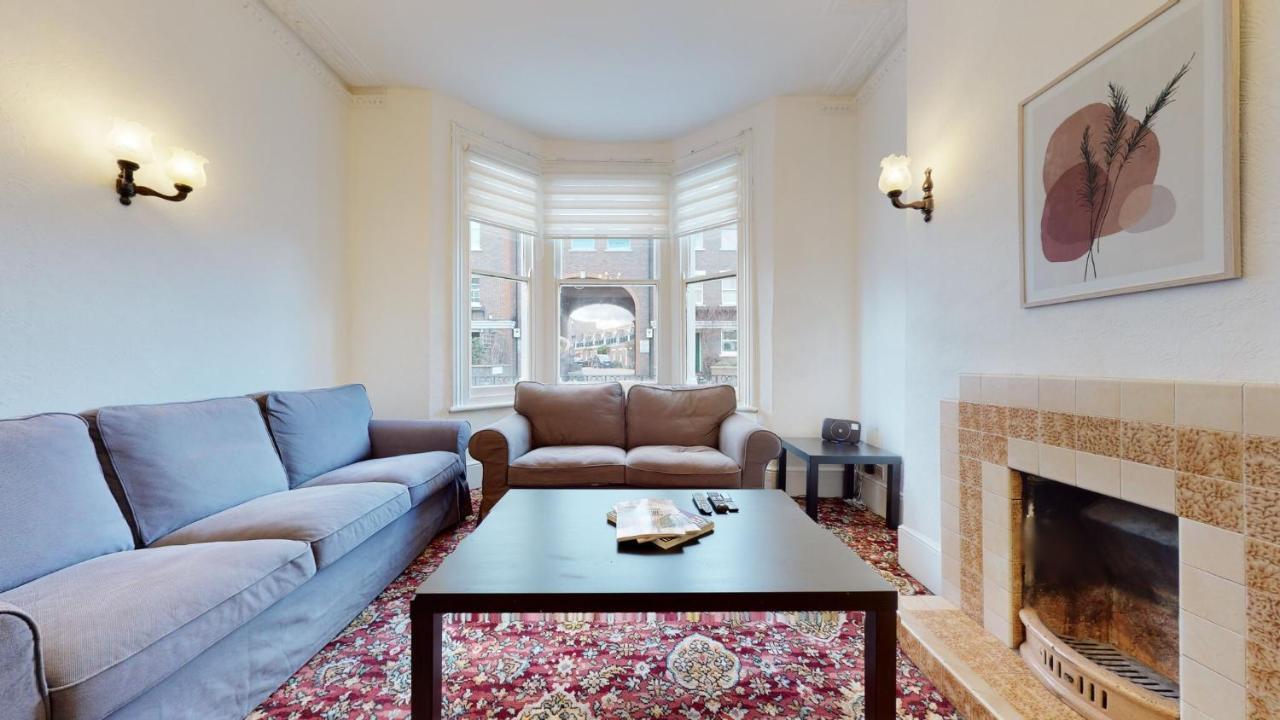 Hébergement de vacances Cheerful 4 Bedroom Victorian House With Back Courtyard Londres