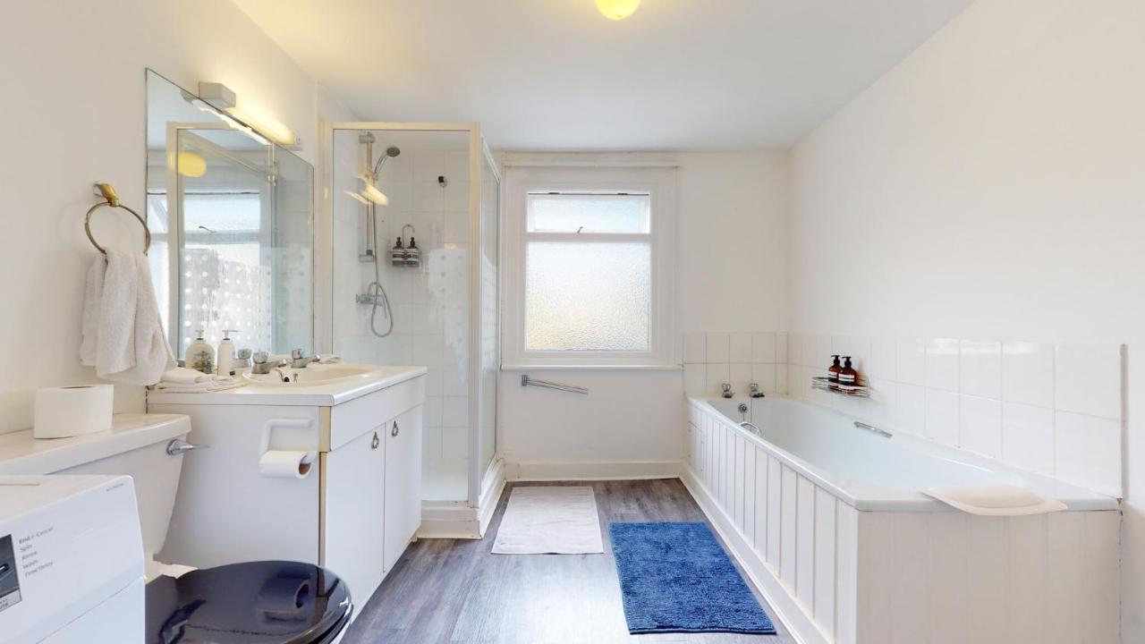 Hébergement de vacances Cheerful 4 Bedroom Victorian House With Back Courtyard