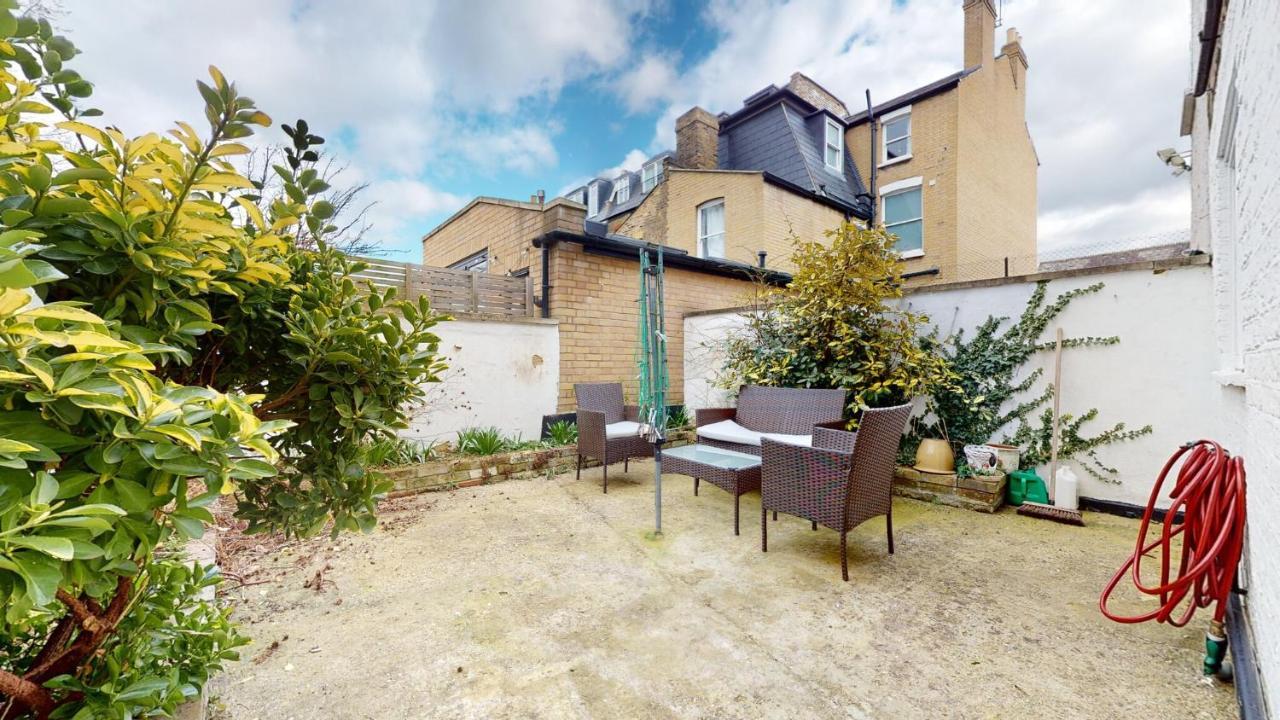 Cheerful 4 Bedroom Victorian House With Back Courtyard *
