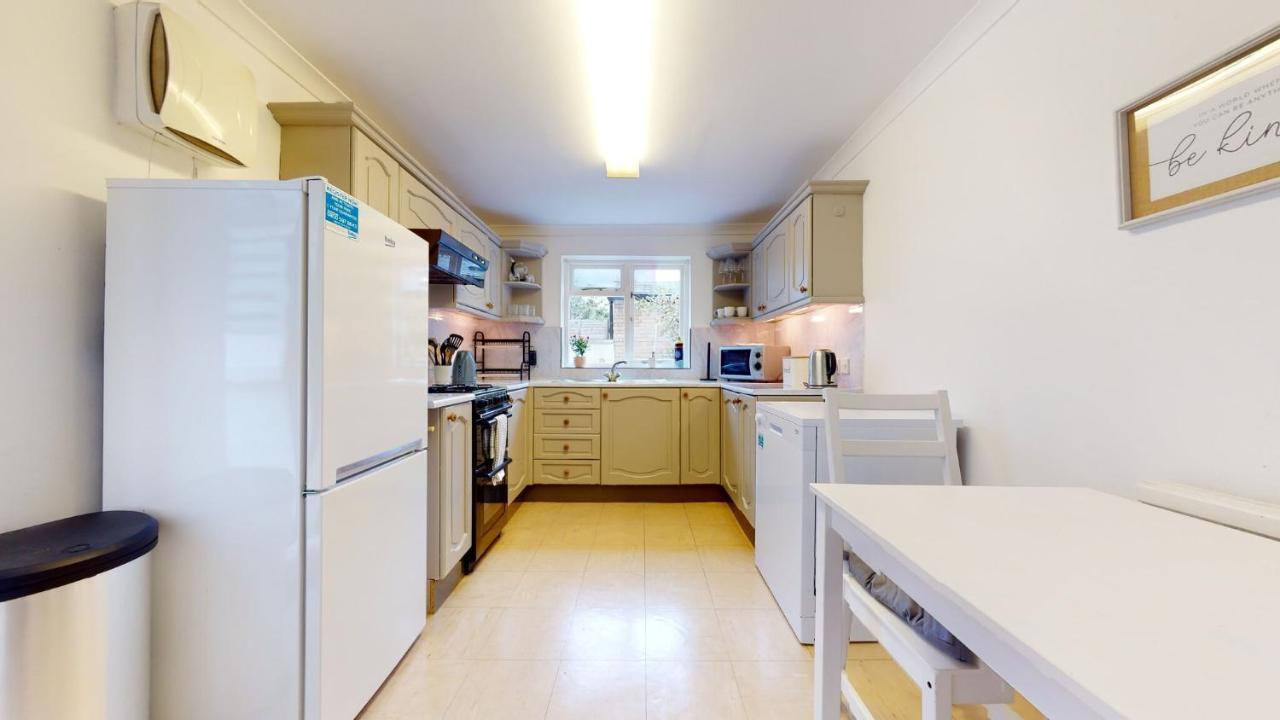 Hébergement de vacances Cheerful 4 Bedroom Victorian House With Back Courtyard Londres