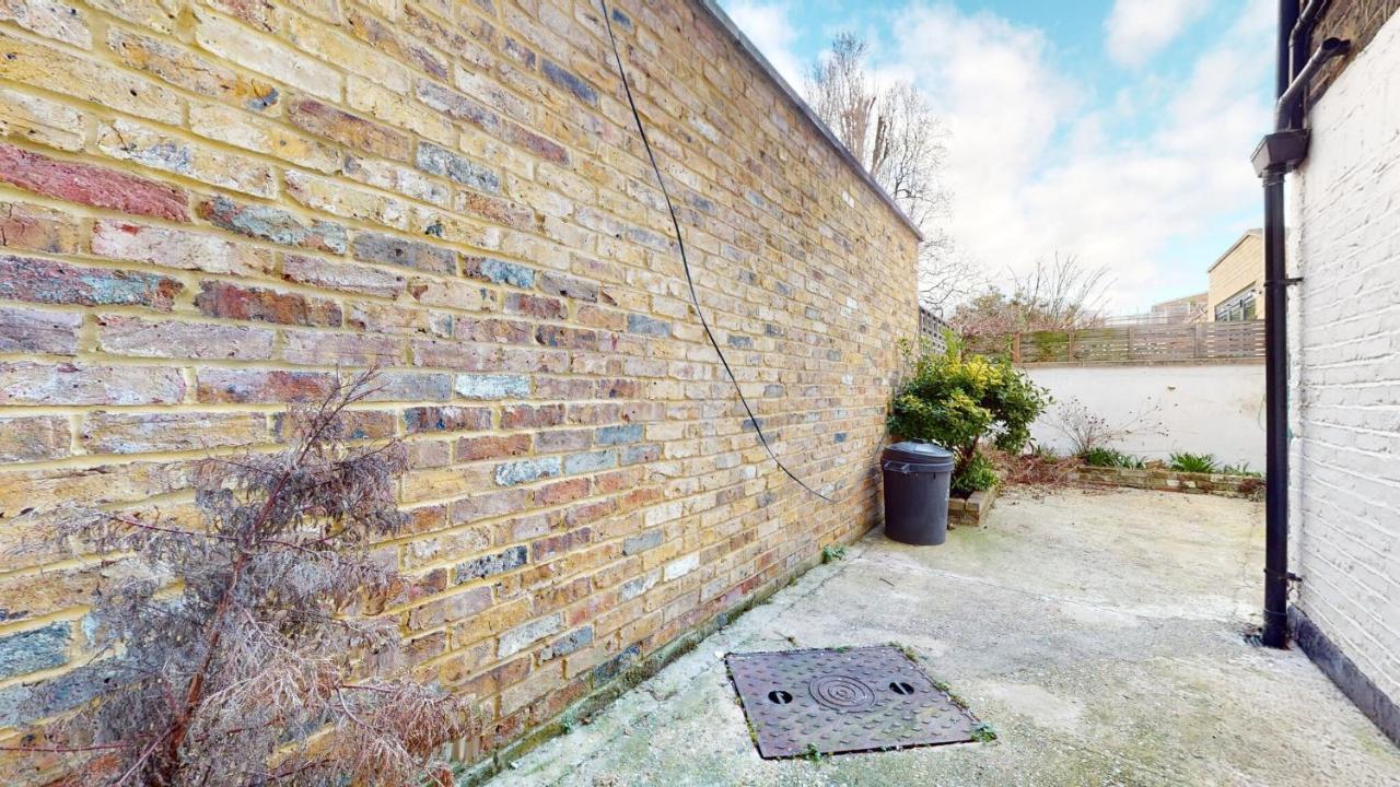 Hébergement de vacances Cheerful 4 Bedroom Victorian House With Back Courtyard *