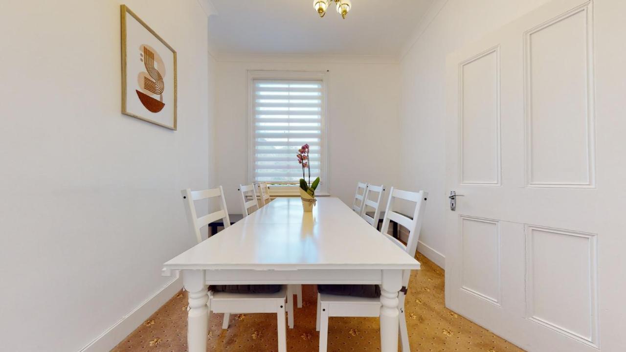 Cheerful 4 Bedroom Victorian House With Back Courtyard Hébergement de vacances Londres
