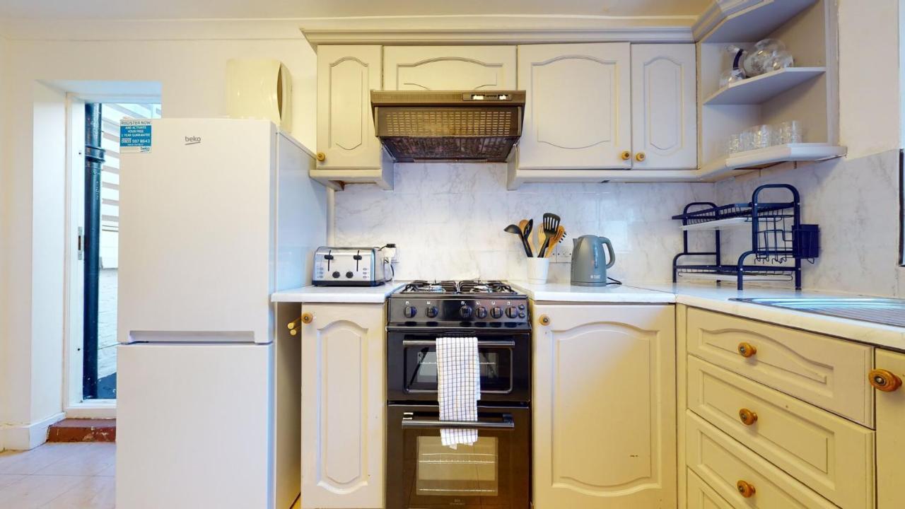 Hébergement de vacances Cheerful 4 Bedroom Victorian House With Back Courtyard