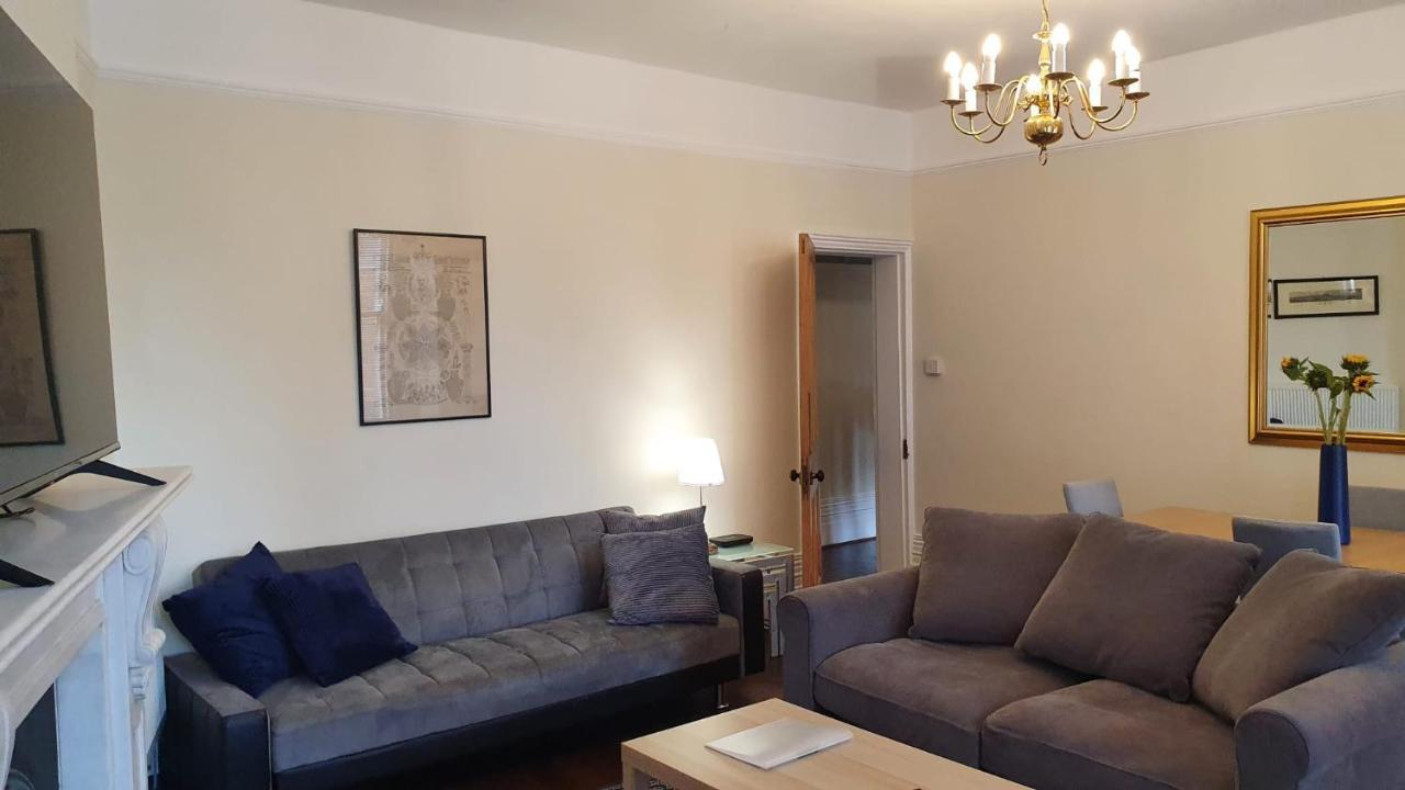 Spacious Central 2 Bedroom Mansion Block *