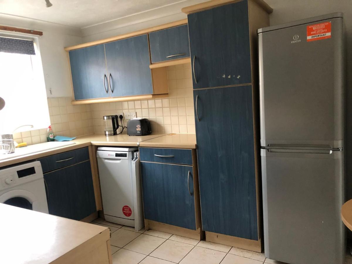 Lovely 3 Bed Semi Detached House With Off Street Parking Located In A Quiet Close Casa de Férias Londres