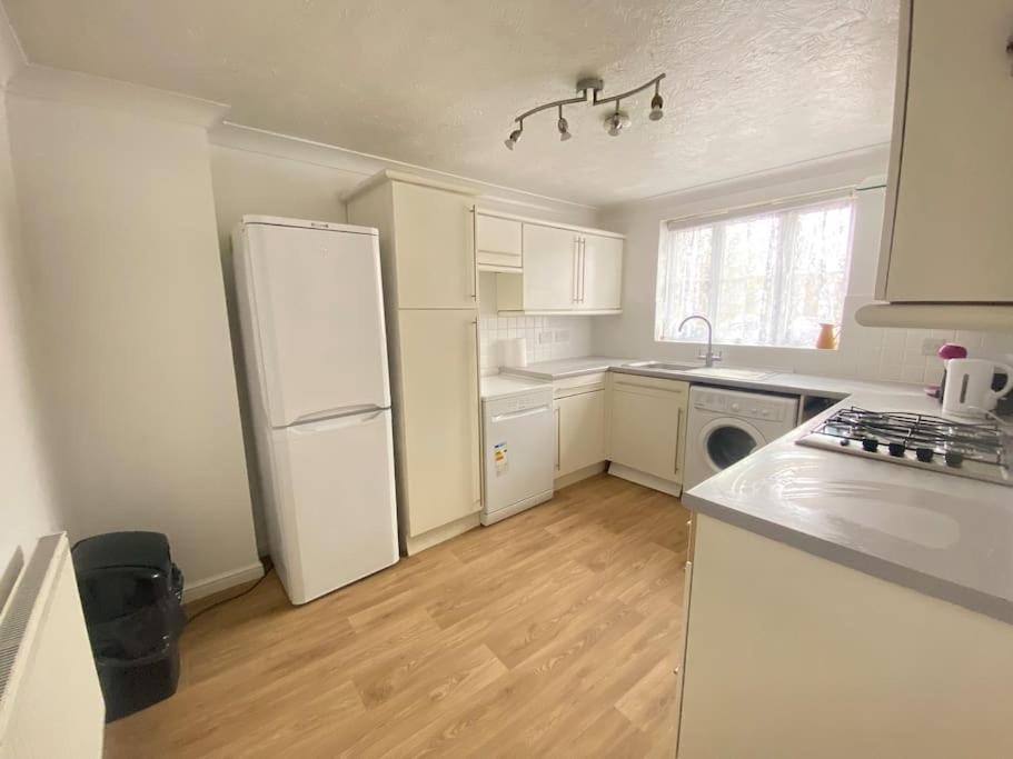 Beautiful 3 Bedroom House With The Transport Links To London, The Excel Centre, Canary Wharf, The O2! With A Driveway And Private Garden! Apartment