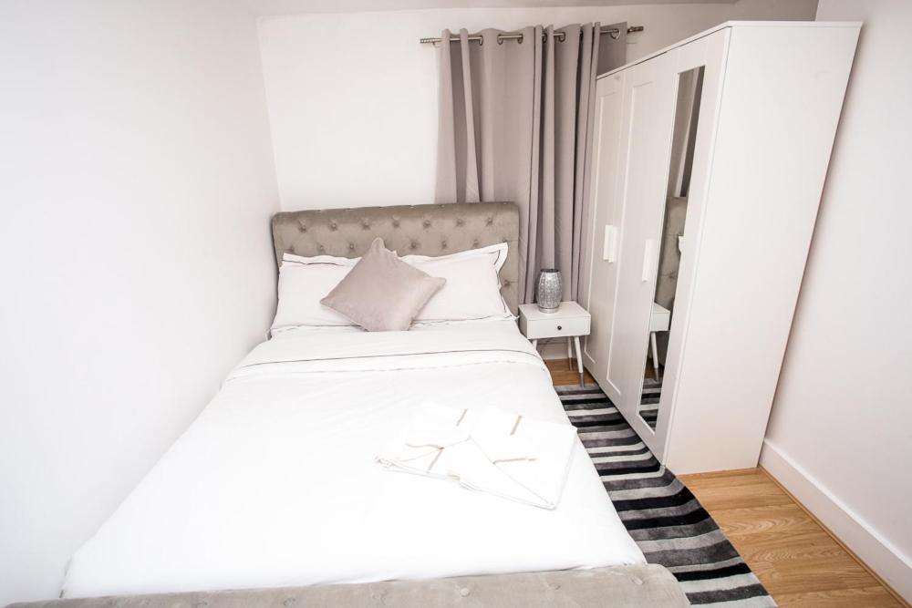 Newly Refurbished 3 Bedroom House Close To Central * Londen