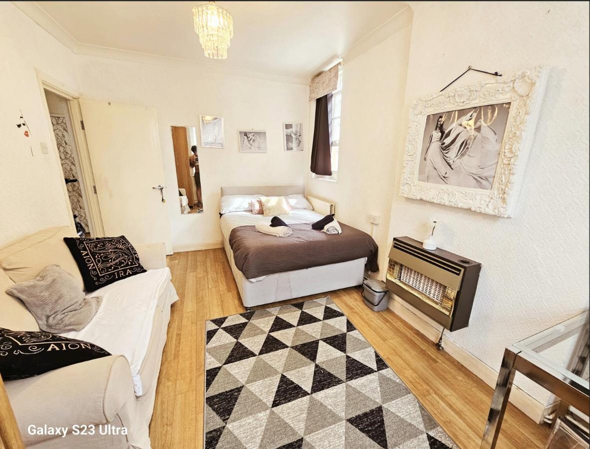 Nearby The Eye & Big Ben, 2 Large Double Bedrooms Guest house *