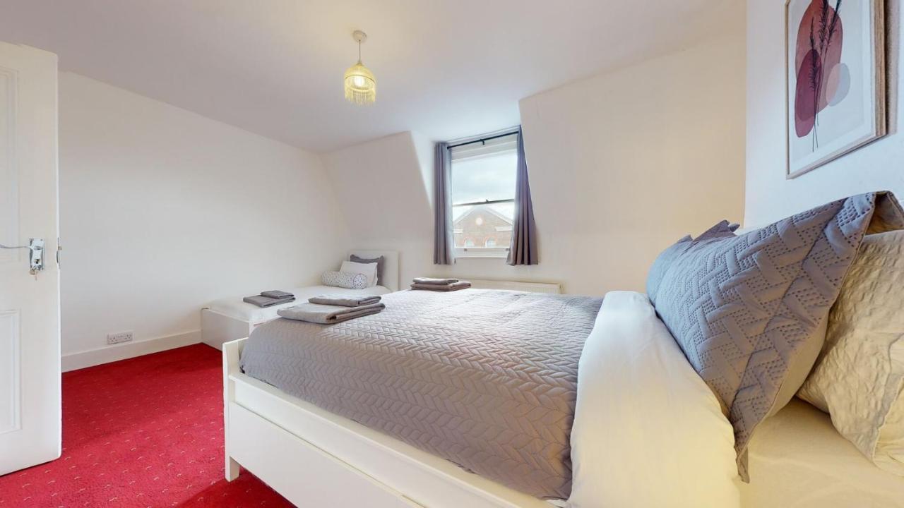 Cheerful 4 Bedroom Victorian House With Back Courtyard Londres