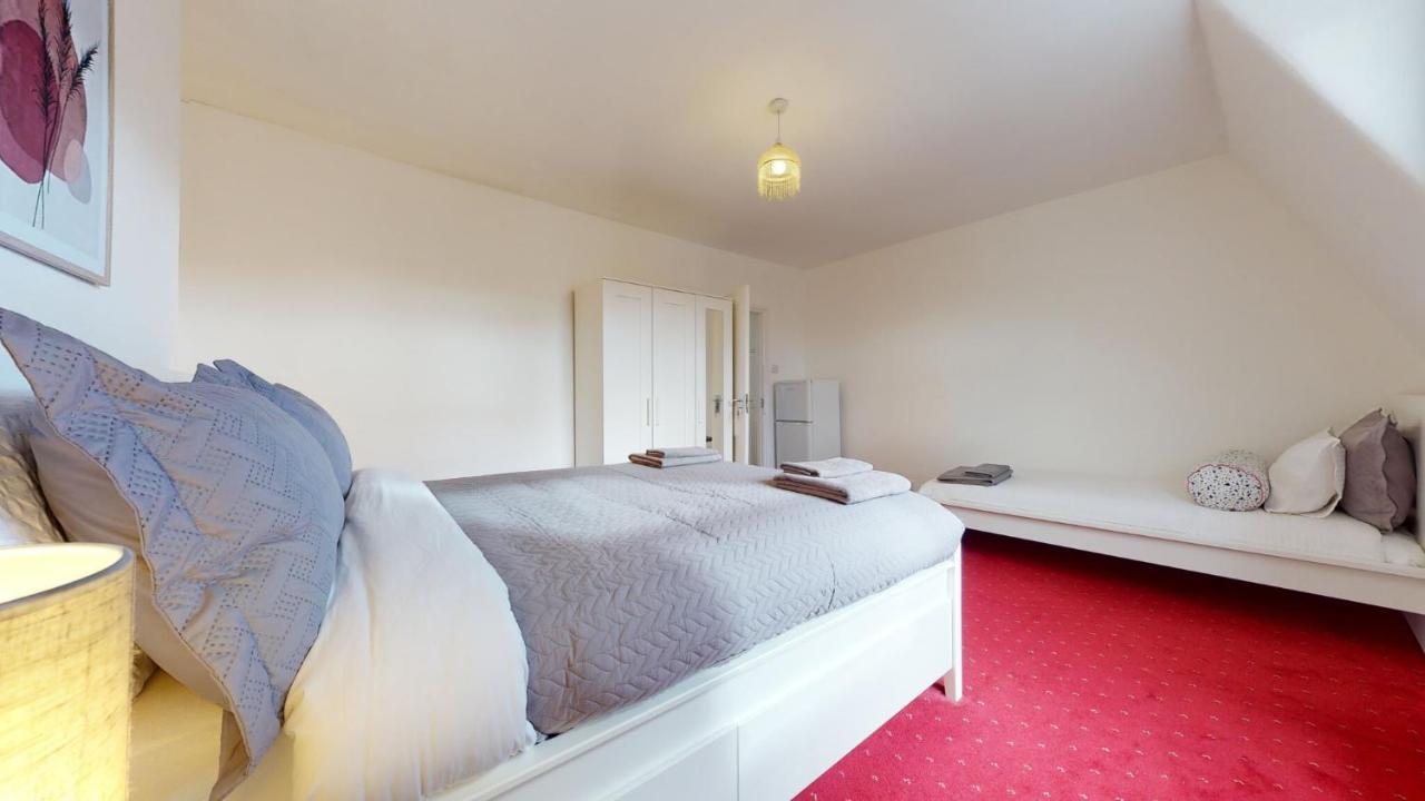 Cheerful 4 Bedroom Victorian House With Back Courtyard Hébergement de vacances *