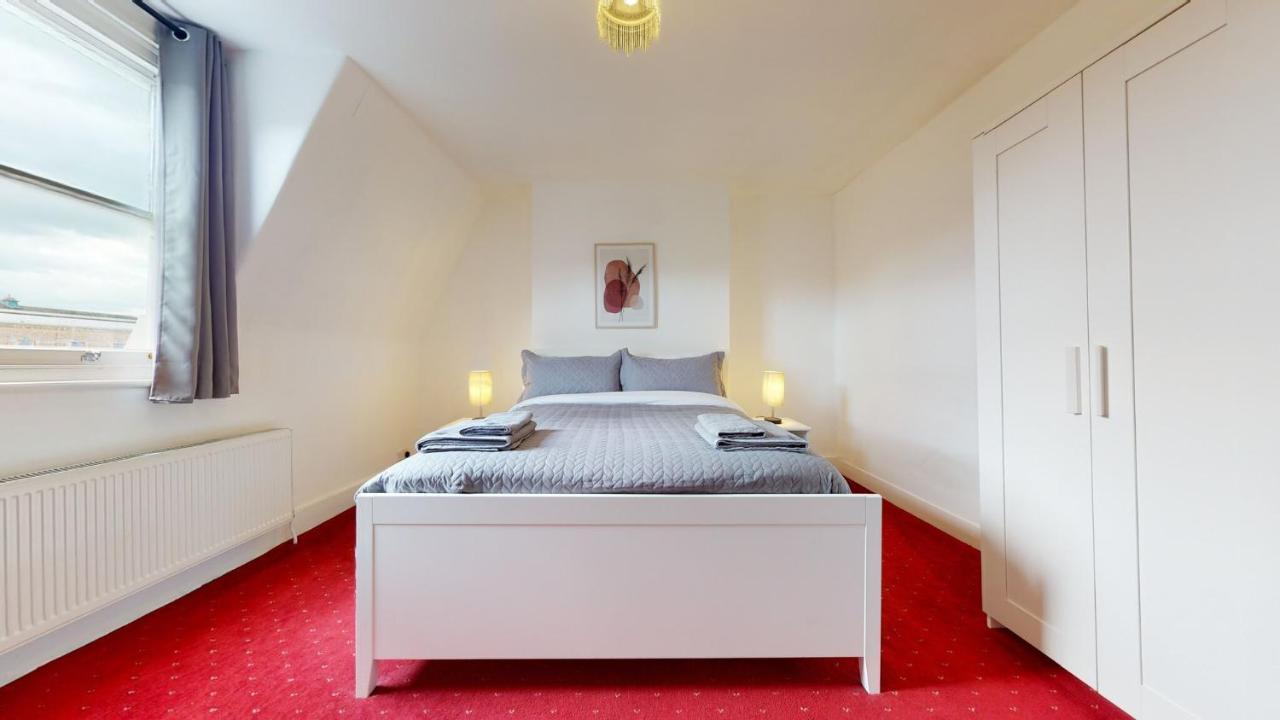 Hébergement de vacances Cheerful 4 Bedroom Victorian House With Back Courtyard