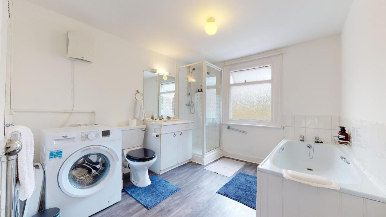 Cheerful 4 Bedroom Victorian House With Back Courtyard Londres