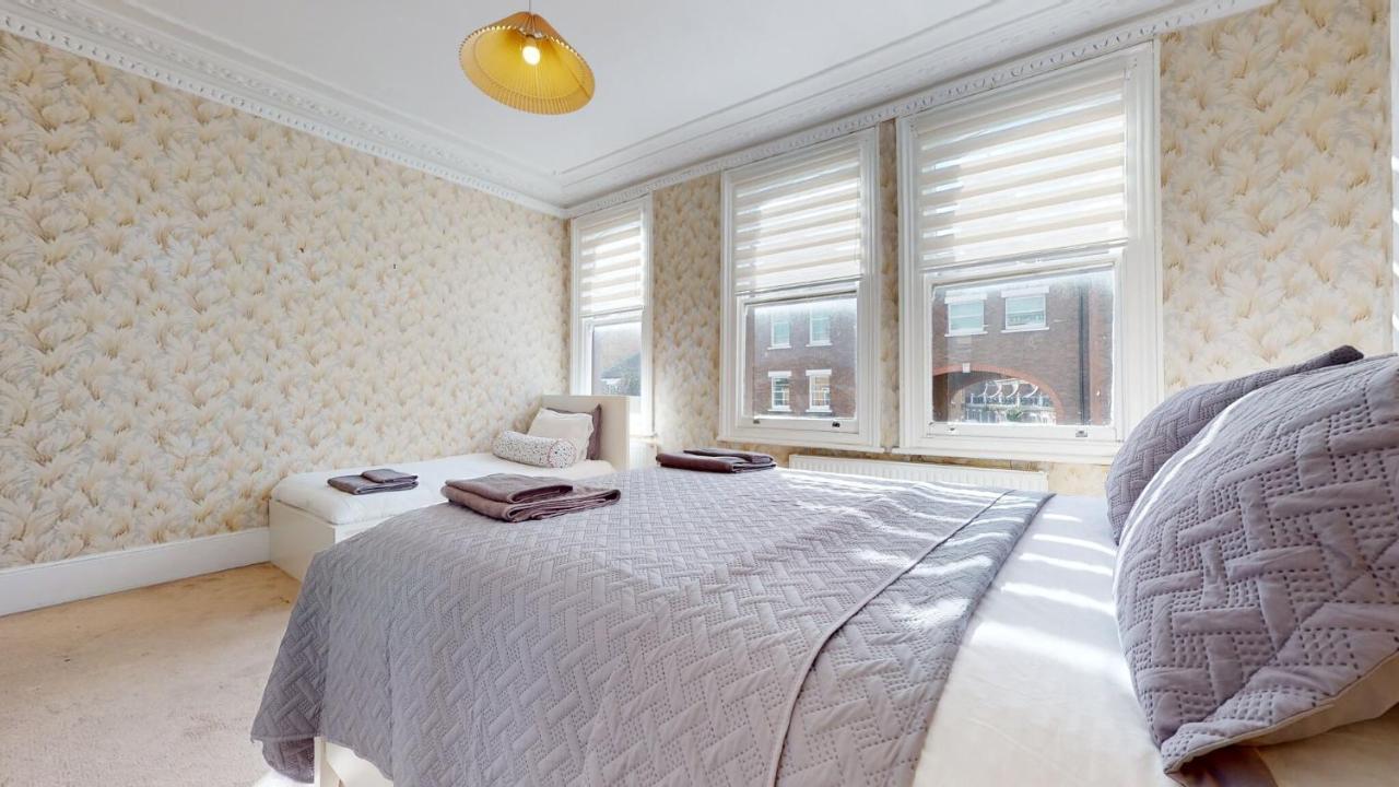 Hébergement de vacances Cheerful 4 Bedroom Victorian House With Back Courtyard *