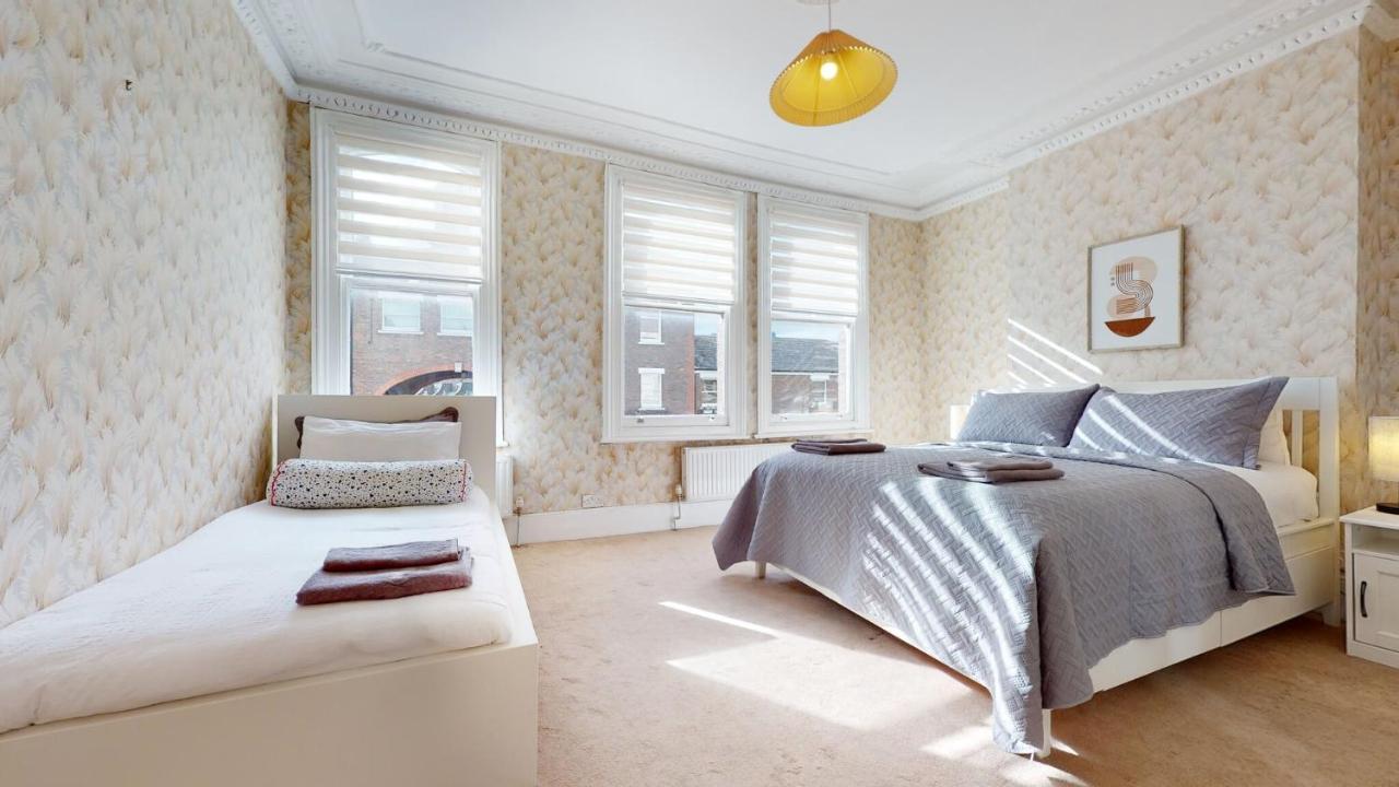 Hébergement de vacances Cheerful 4 Bedroom Victorian House With Back Courtyard *