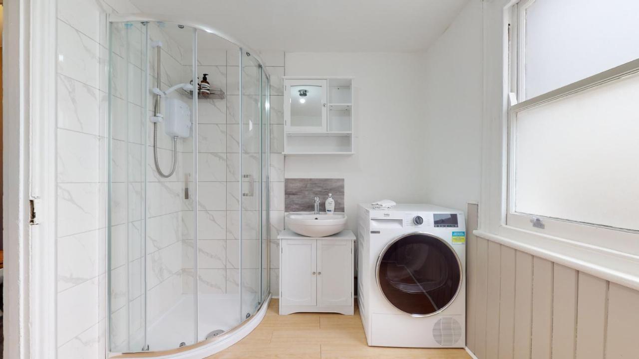 Cheerful 4 Bedroom Victorian House With Back Courtyard