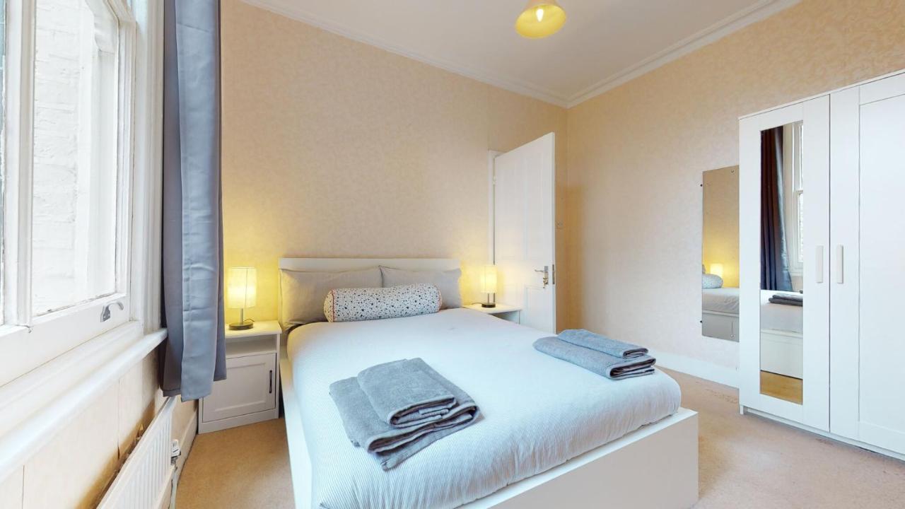 Cheerful 4 Bedroom Victorian House With Back Courtyard *