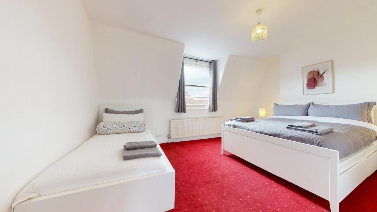 Cheerful 4 Bedroom Victorian House With Back Courtyard * Londres