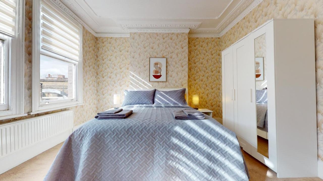Cheerful 4 Bedroom Victorian House With Back Courtyard Hébergement de vacances Londres