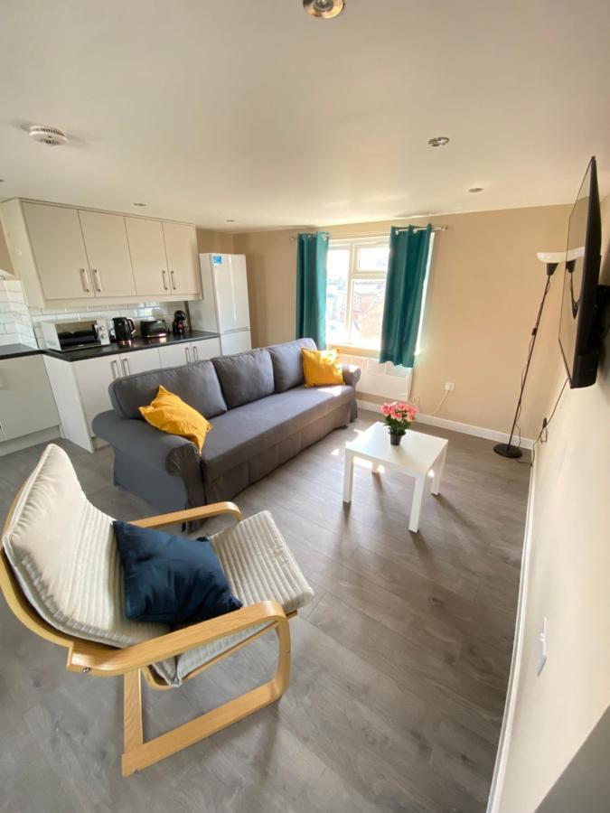 Stunning 1 Bedroom Flat In Wood Apartment *