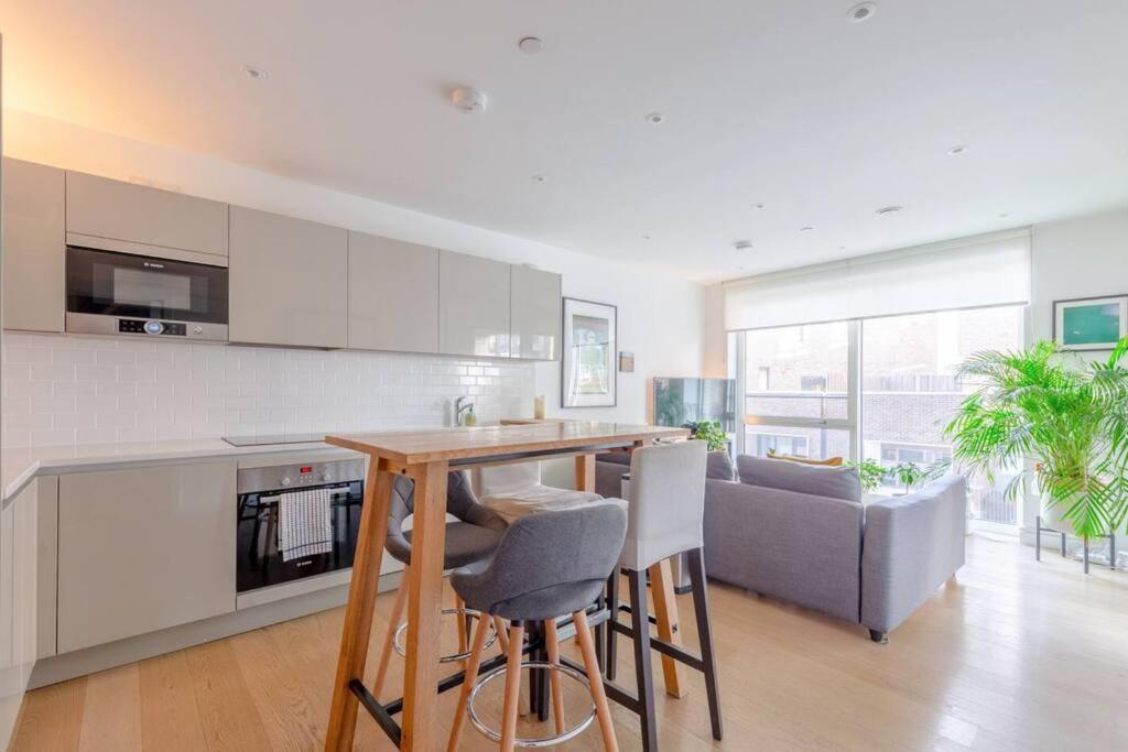 Superb 1 Bedroom 3mins From Tube Station Apartment *