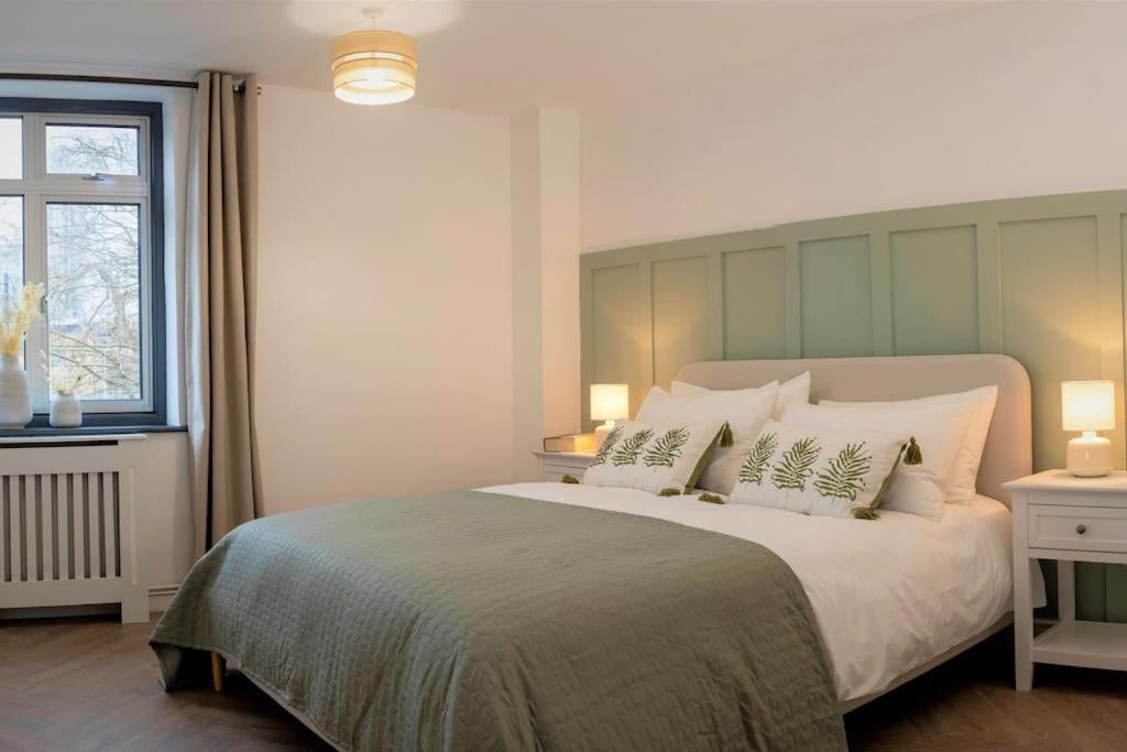 Unique 3bd Flat King Size Bed