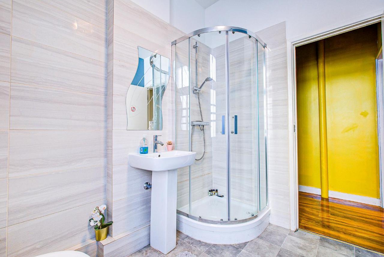 With A Large Toilet And A Separate Budget Price Apartamento *