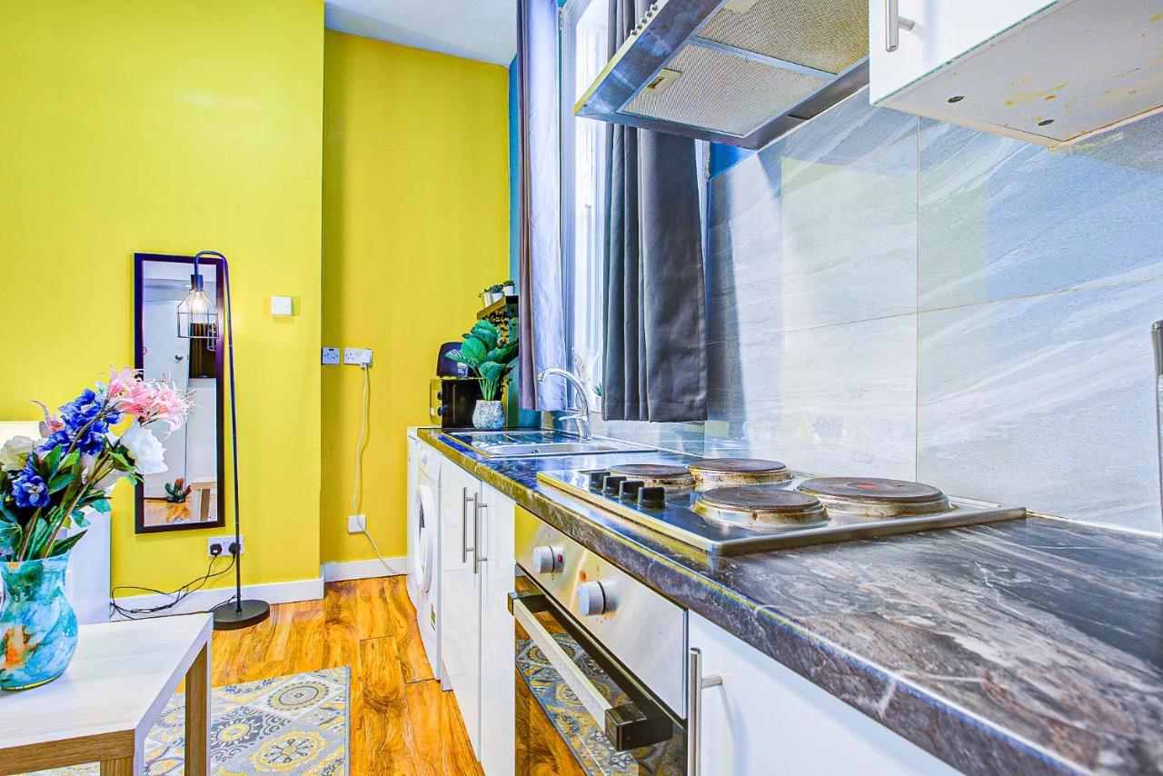 With A Large Toilet And A Separate Budget Price Apartamento