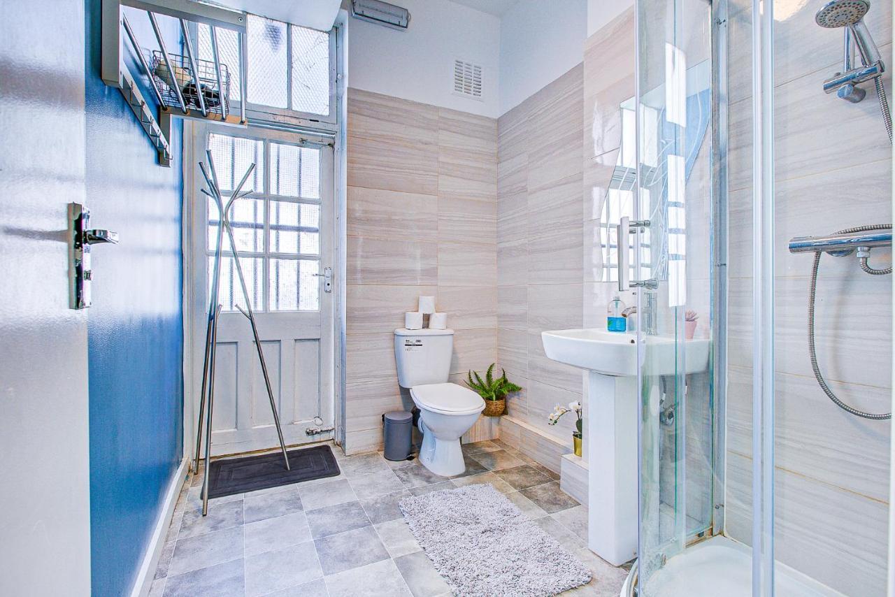 Apartamento With A Large Toilet And A Separate Budget Price