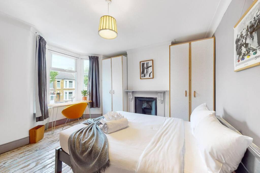 Vakantiehuis Enchanting 3 Bedroom House With Garden In Leyton Londen