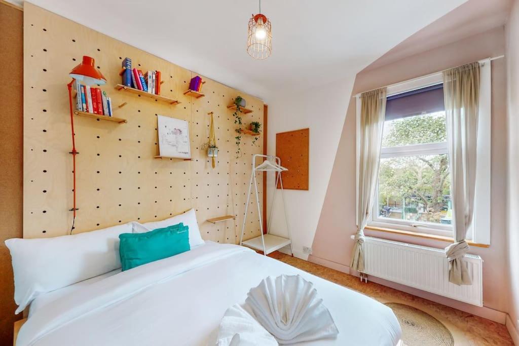 Enchanting 3 Bedroom House With Garden In Leyton Vakantiehuis Londen