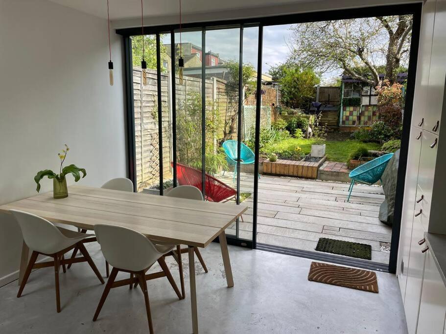 Enchanting 3 Bedroom House With Garden In Leyton Vakantiehuis *