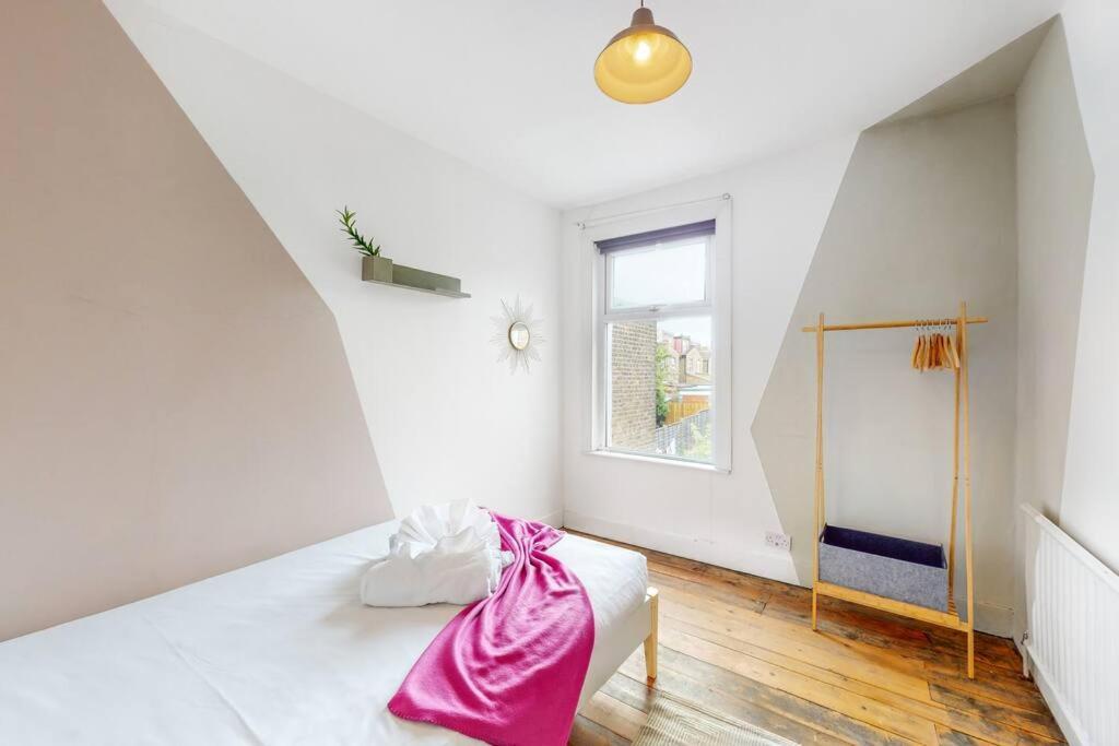 Vakantiehuis Enchanting 3 Bedroom House With Garden In Leyton Londen