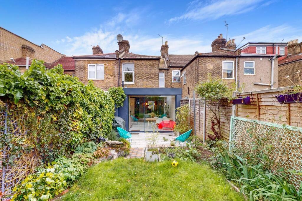 Vakantiehuis Enchanting 3 Bedroom House With Garden In Leyton